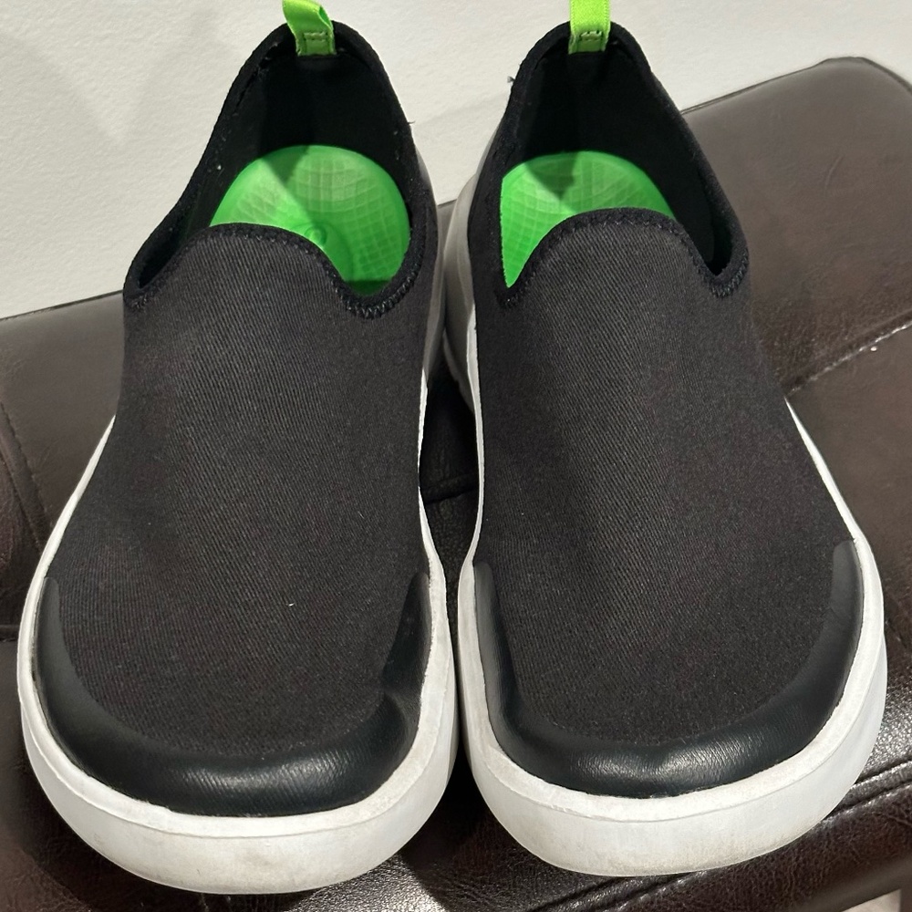OOFOS Women's OOmg eeZee Low Shoe - White Black - 8
